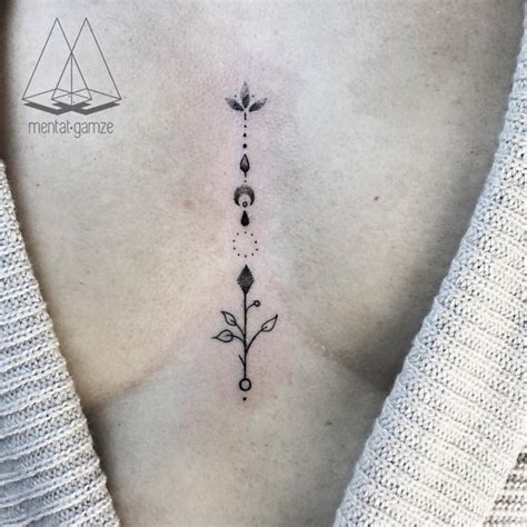 tatuajes en medio de los senos para mujeres|Tatuajes Elegantes en Medio de los Senos para Mujeres